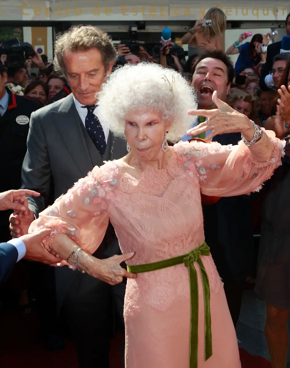 2011-10-05T145636Z-01-MAD314-RTRMDNP-3-SPAIN-WEDDING-JPG1644801939502582460