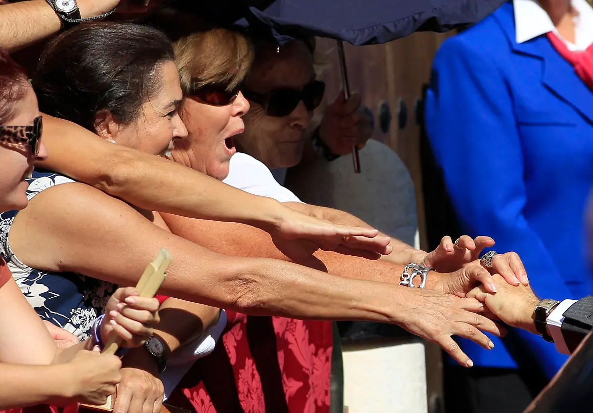 2011-10-05T114649Z-01-MAD12-RTRMDNP-3-SPAIN-WEDDING-JPG4987305634696023008