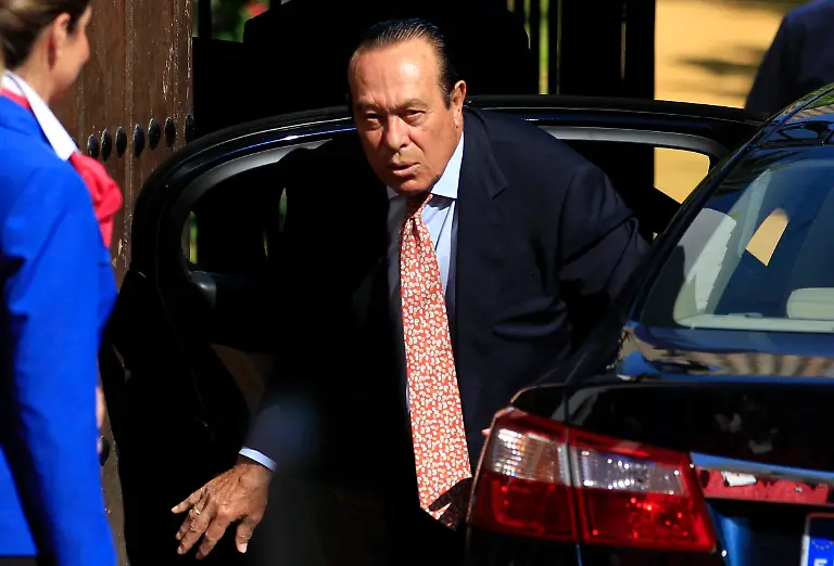 2011-10-05T113045Z-01-MAD07-RTRMDNP-3-SPAIN-WEDDING-JPG2499485527825619483