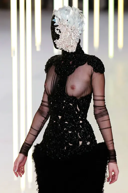 2011-10-04T195451Z-01-PR38-RTRMDNP-3-FRANCE-FASHION-JPG714650041652300516