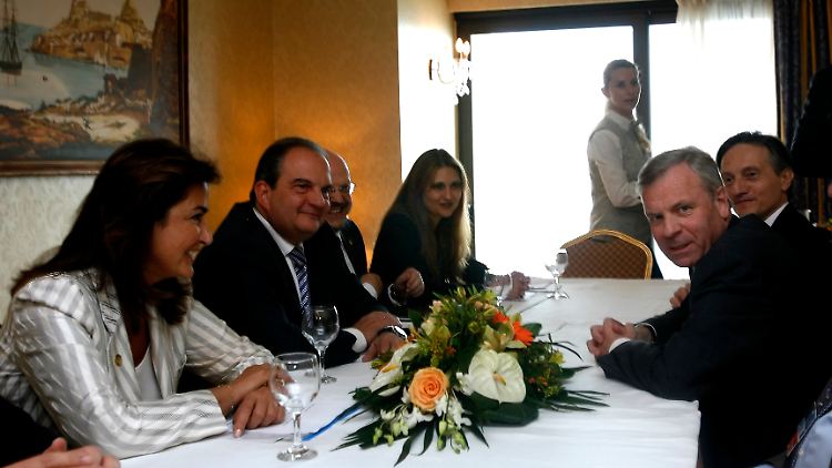 Die griechische Außenministerin Dora Bacoyiannis (vorne links) und der griechische Premier Costas Karamanlis sowie NATO-Generalsekretär Jaap de Hoop Scheffer (2. von rechts) auf Korfu.