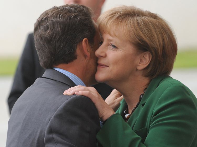 Merkel beim Küsschen mit Frankreichs Staatspräsident Nicolas Sarkozy.