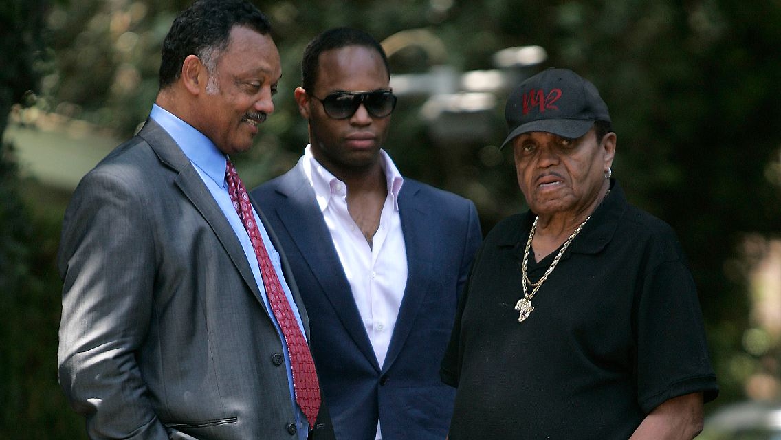 Bürgerrechtler Jesse Jackson und sein Sohn im Gespräch mit Michael Jacksons Vater Joe.
