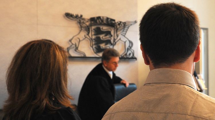Attila Selek und seine Anwältin Saadet Dindar im Verwaltungsgericht in Sigmaringen.