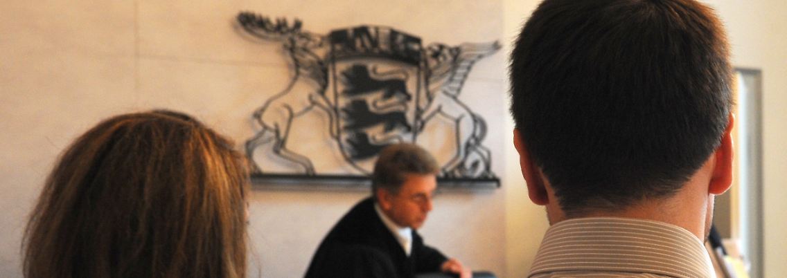 Attila Selek und seine Anwältin Saadet Dindar im Verwaltungsgericht in Sigmaringen.