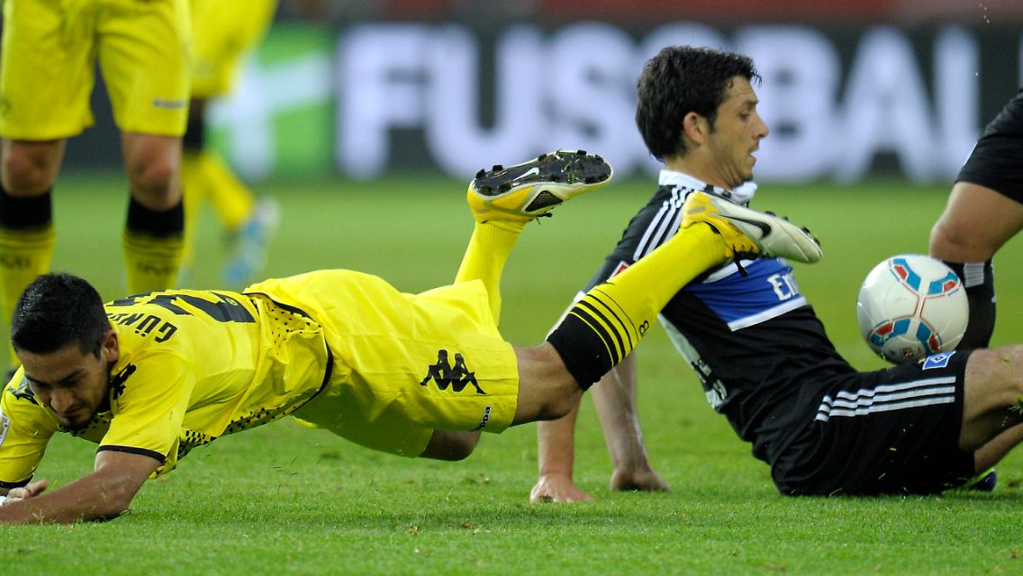Dortmunds Ilkay Guendogan (l.) und Hamburgs Gojko Kacar kämpfen um den Ball.