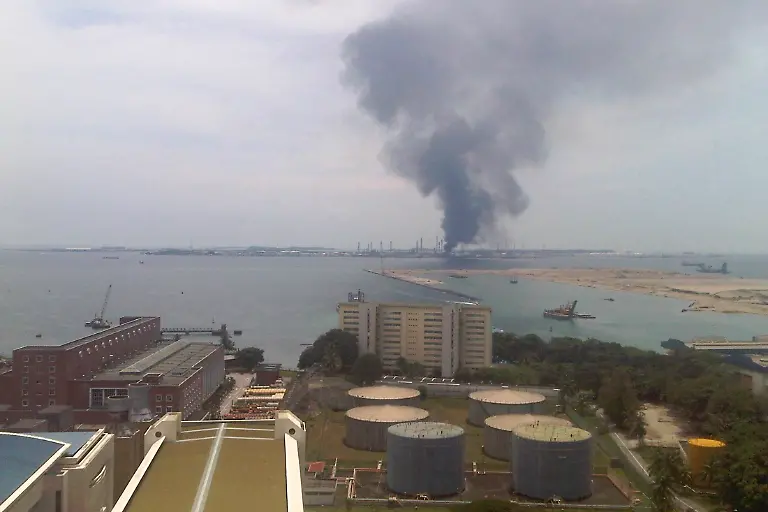 2011-09-28T090317Z-01-SIN30-RTRMDNP-3-SHELL-REFINERY-FIRE-JPG8588394826151630841