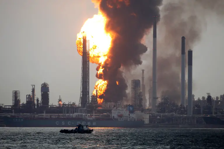 2011-09-28T110557Z-01-SGP803-RTRMDNP-3-SHELL-REFINERY-FIRE-JPG4520975362308506685