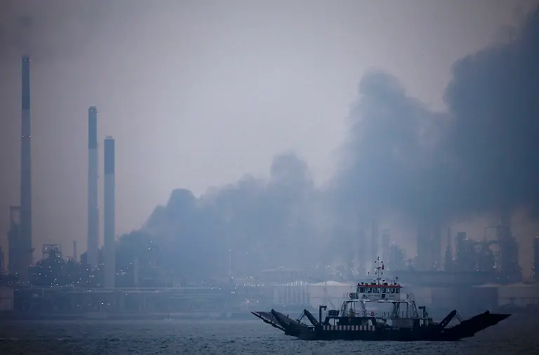 2011-09-29T111325Z-01-SGP106-RTRMDNP-3-SHELL-REFINERY-FIRE-JPG1795759050657342393