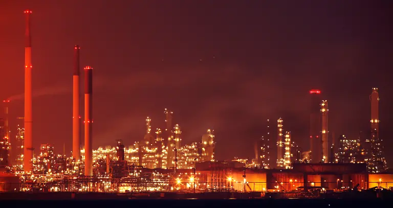 2011-09-29T114324Z-01-SGP108-RTRMDNP-3-SHELL-REFINERY-FIRE-JPG9138013101049630409