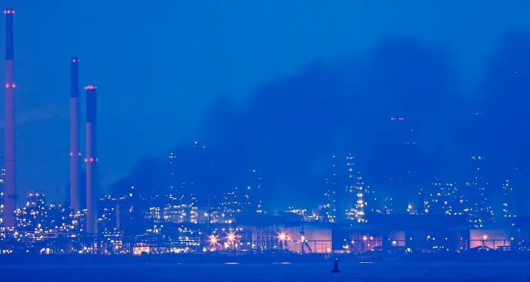 2011-09-29T114432Z-01-SGP107-RTRMDNP-3-SHELL-REFINERY-FIRE-JPG3186705626875552207