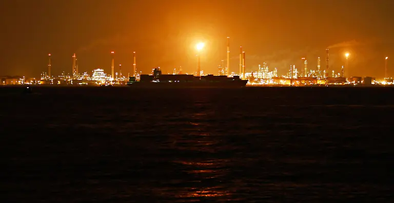2011-09-29T121552Z-01-SGP109-RTRMDNP-3-SHELL-REFINERY-FIRE-JPG2315272144805342944