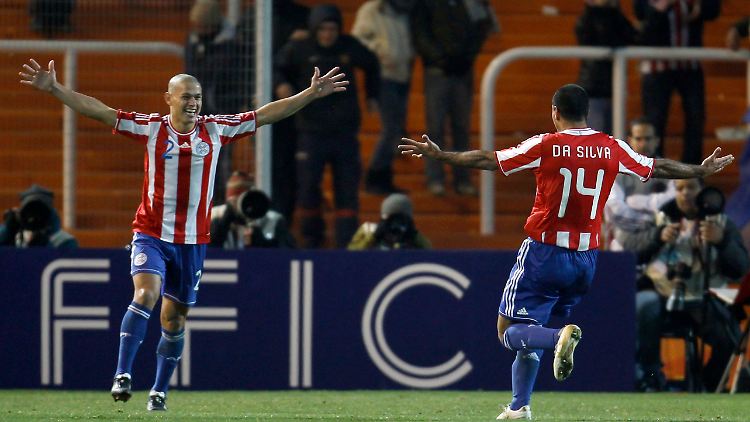 Veron und Da Silva feiern den Einzug ins Finale. 