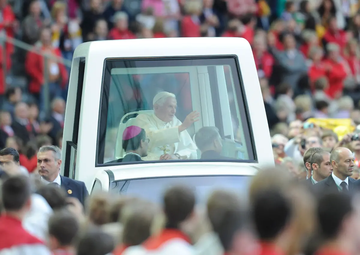 2011-09-22T174816Z-01-AA99-RTRMDNP-3-POPE-GERMANY-JPG8517312638375052421