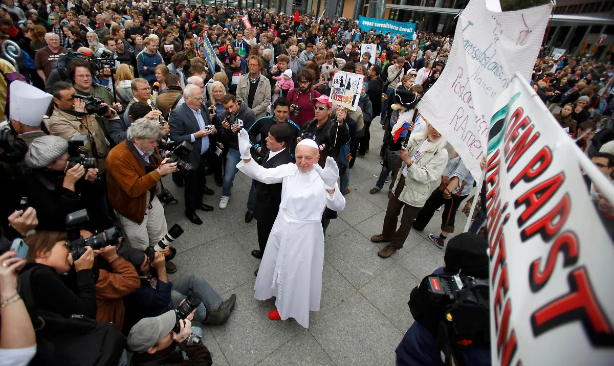 2011-09-22T150343Z-01-RCS66-RTRMDNP-3-POPE-GERMANY-JPG3346987089080045408