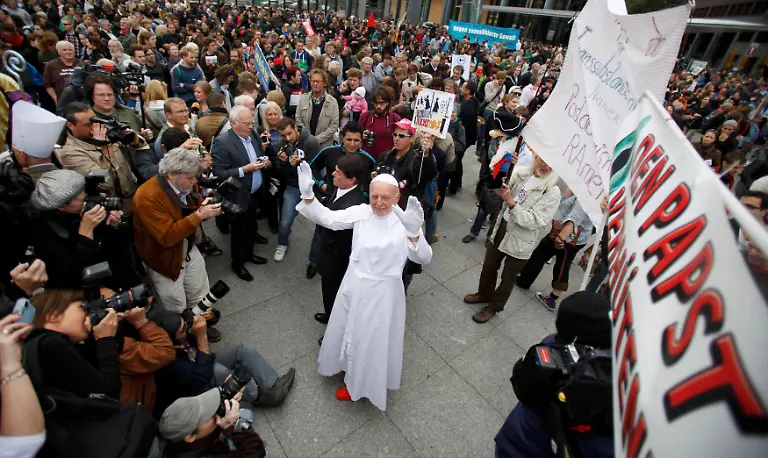 2011-09-22T150343Z-01-RCS66-RTRMDNP-3-POPE-GERMANY-JPG3346987089080045408