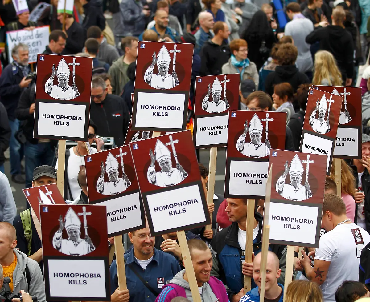 2011-09-22T144201Z-01-RCS64-RTRMDNP-3-POPE-GERMANY-JPG3821966082277833393