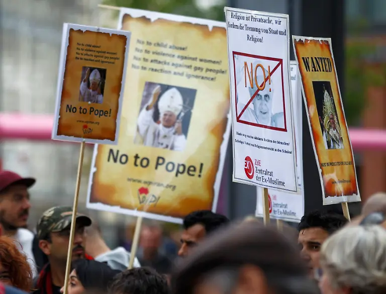 2011-09-22T143946Z-01-RCS63-RTRMDNP-3-POPE-GERMANY-JPG4049487841125757208