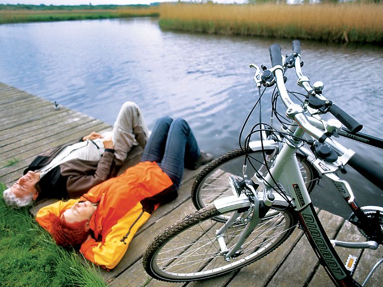 Kurze Pause: Ein gut ausgeschildertes Radwegenetz lädt dazu ein, die Region zu entdecken.