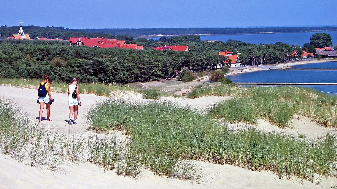 Vor allem im Sommer ein beliebtes Urlaubsziel: Die Kurische Nehrung mit ihren großen Sanddünen ist 100 Kilometer lang und zum Teil nur 400 Meter breit.