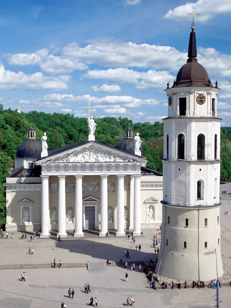 Die Stadt hat sich herausgeputzt: In Vilnius gehört die Kathedrale zu den bekanntesten Attraktionen.