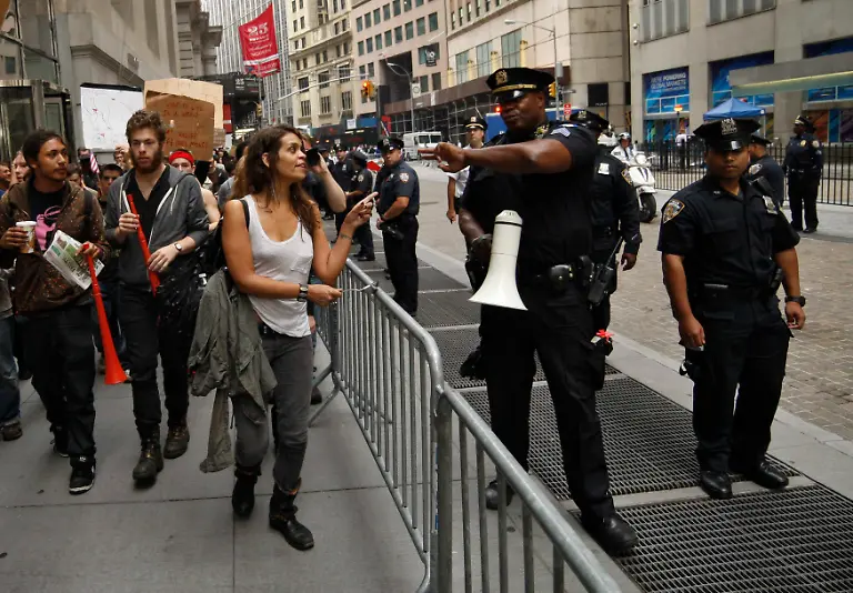 2011-09-21T162407Z-01-EMZ107-RTRMDNP-3-WALL-STREET-PROTESTS-JPG8580196640154826423