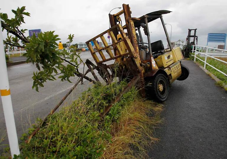 2011-09-21T015023Z-01-NAG506-RTRMDNP-3-JAPAN-TYPHOON-JPG8117126290033125810
