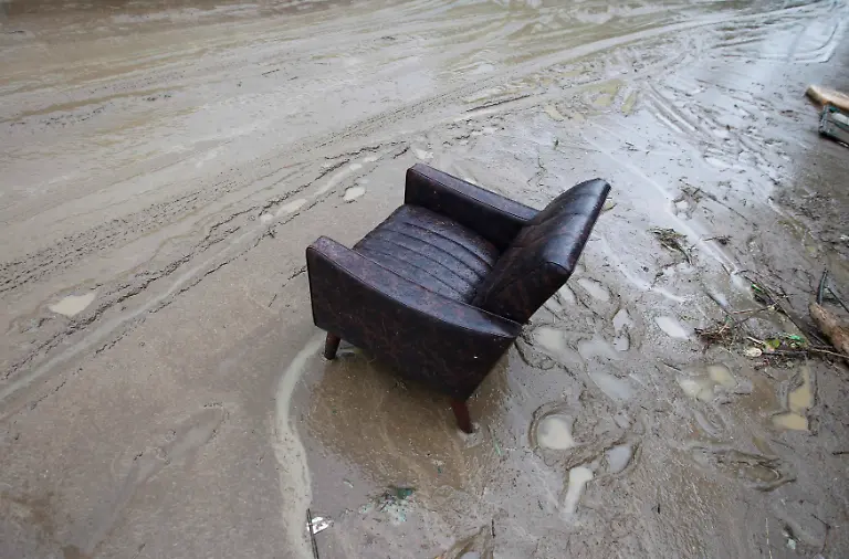 2011-09-21T034252Z-01-NAG504-RTRMDNP-3-JAPAN-TYPHOON-JPG6763592908273093709