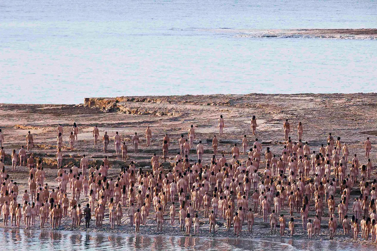 2011-09-17T123422Z-01-NIR04-RTRMDNP-3-ISRAEL-DEADSEA-NAKED-JPG689351061833895760