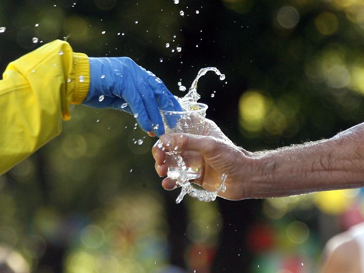 Ausdauersportler sollten zusätzlich zum Wasser Mineralien zu sich nehmen.