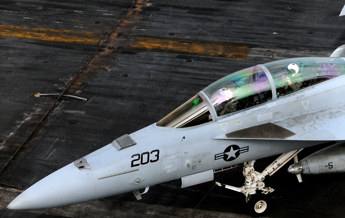 100603-N-4236E-138-DwDE