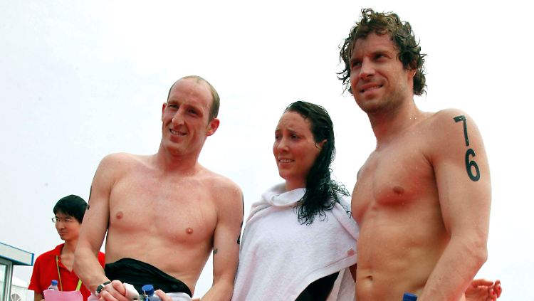 Thomas Lurz (v.l.), Isabelle Haerle und Jan Wolfgarten nehmen Team-Bronze aus Shanghai mit.
