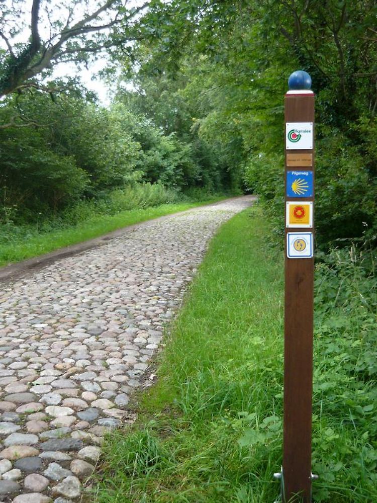 Der Jakobsweg führt auf schleswig-holsteinischem Gebiet von Harrislee bis nach Glückstadt an der Elbe. (Hinweisschilder am "Krummen Weg", einem früheren Teil des Ochsenwegs bei Harrislee)