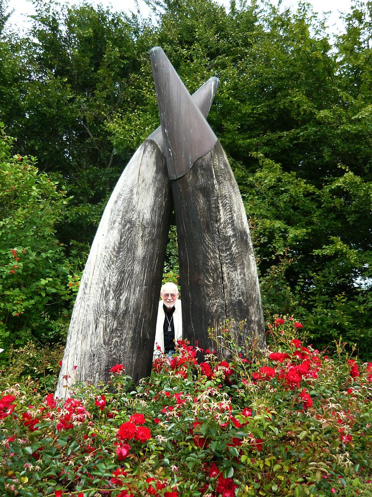 Fred Hasselbach, Vertreter der Deutschen St. Jakobus-Gesellschaft, am Hörnerplatz-Denkmal für den Ochsenweg bei Harrislee.