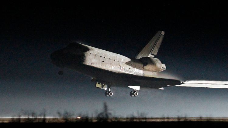 Im Morgengrauen landet die "Atlantis" erfolgreich.