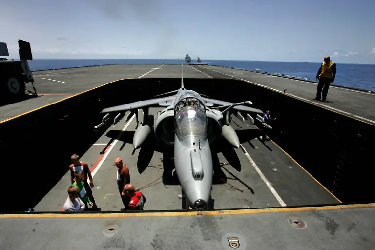 AP060523015232-harrier-aufzug