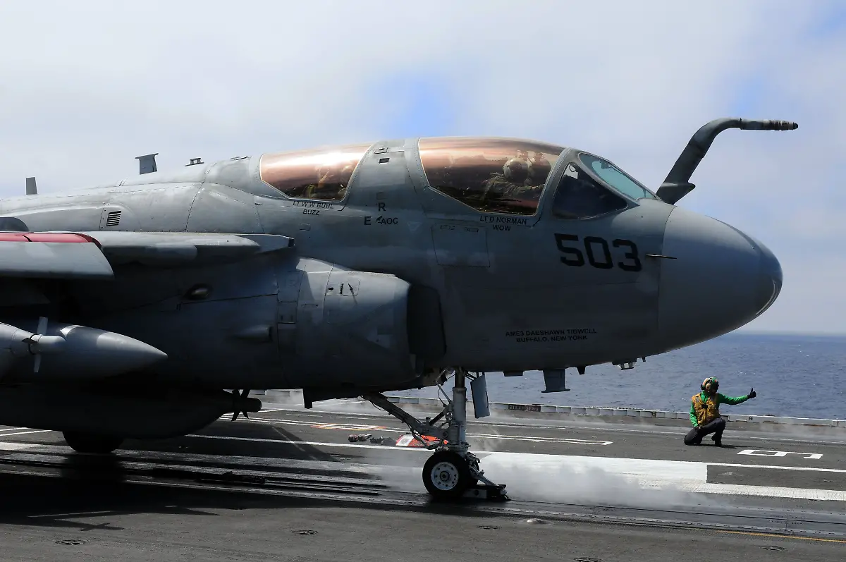 110907-N-SB672-186-katapultstart