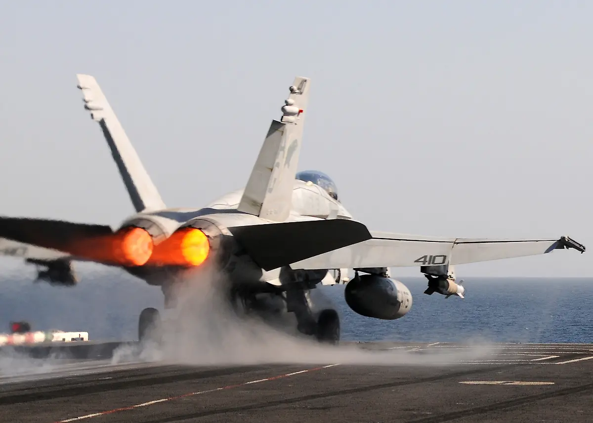 100216-N-4236E-256-DwDE-afterburner