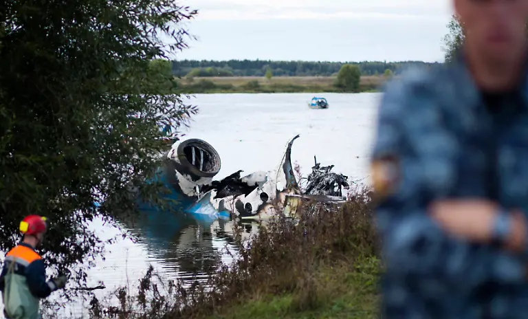 2011-09-07T194255Z-01-YAR10-RTRMDNP-3-RUSSIA-PLANE-CRASH-JPG1961166370141281333