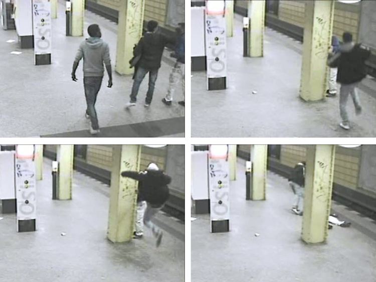 Die Berliner U-Bahn-Schläger attackieren ihre Opfer. (Video-Aufnahmen einer Überwachungskamera im U-Bahnhof Berlin-Lichtenberg vom 11. Februar 2011)