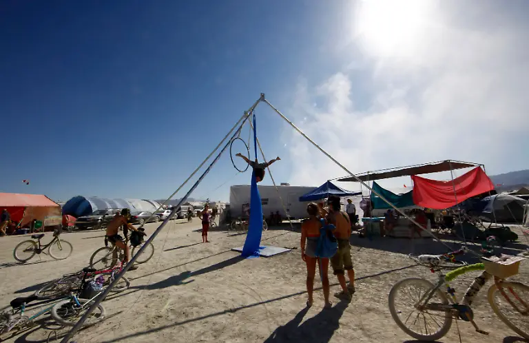 2011-09-01T063647Z-01-BRC14-RTRMDNP-3-BURNING-MAN-JPG5968887570646242699