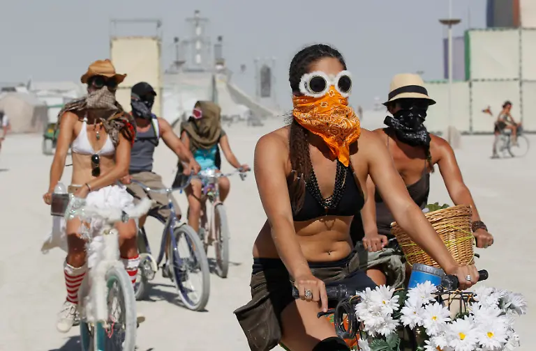 2011-09-01T065740Z-01-BRC30-RTRMDNP-3-BURNING-MAN-JPG2005528165692745295