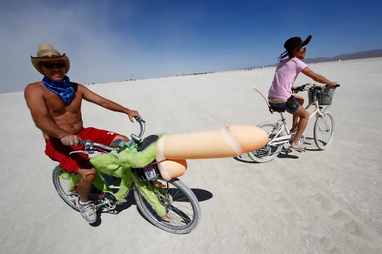 2011-09-01T061934Z-01-BRC20-RTRMDNP-3-BURNING-MAN-JPG7248451682031248953