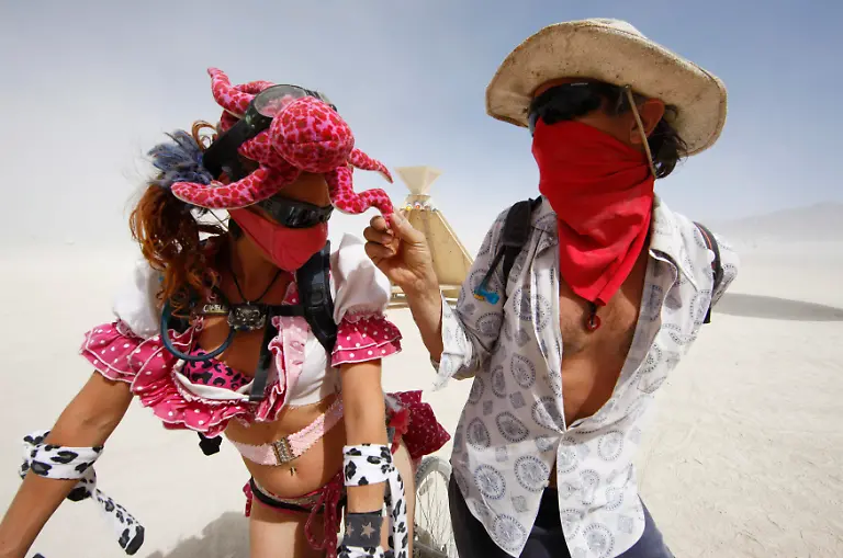 2011-09-01T052727Z-01-BRC05-RTRMDNP-3-BURNING-MAN-JPG5740390024018844987