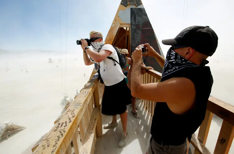 2011-09-01T061422Z-01-BRC25-RTRMDNP-3-BURNING-MAN-JPG1497548248564050071