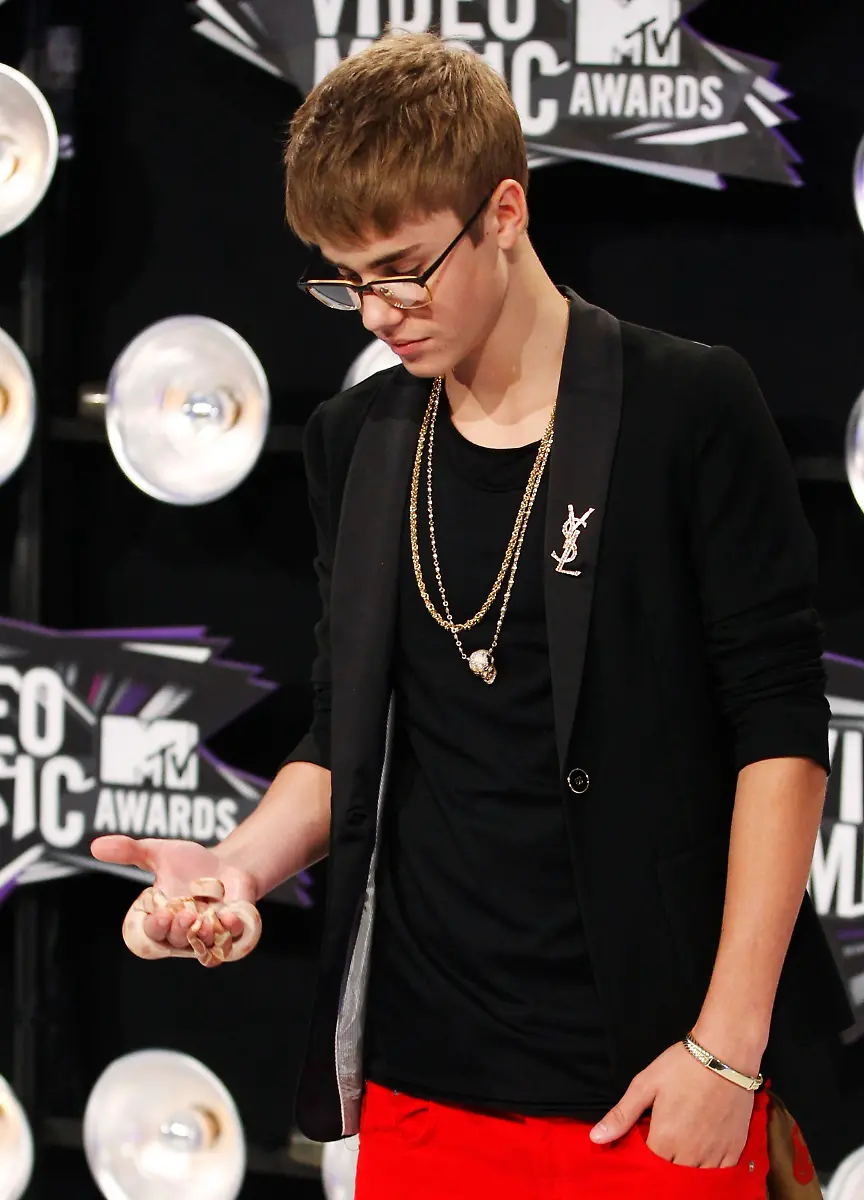 2011-08-29T023139Z-01-LOA49-RTRMDNP-3-MUSIC-MTV-JPG3869401476790571781