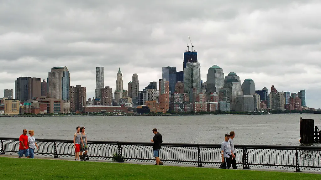 2011-08-28T191216Z-01-EMZ582-RTRMDNP-3-STORM-IRENE-NEWJERSEY-JPG4728548695161692971