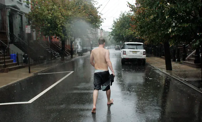 2011-08-28T134823Z-01-EMZ553-RTRMDNP-3-STORM-IRENE-JPG7192940382100345492