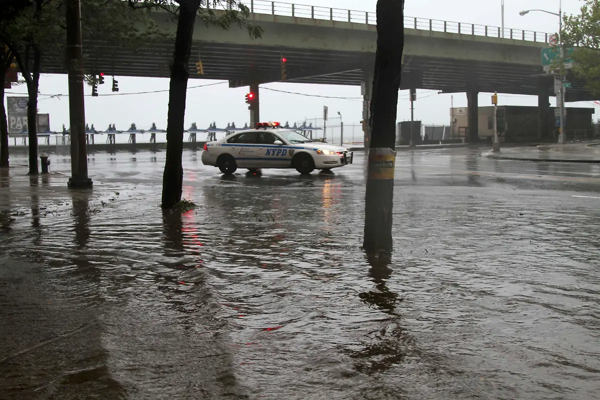 2011-08-28T160715Z-01-NYK511-RTRMDNP-3-STORM-IRENE-JPG6227348227336702617