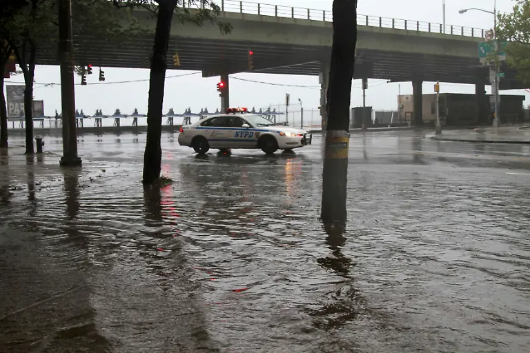 2011-08-28T160715Z-01-NYK511-RTRMDNP-3-STORM-IRENE-JPG6227348227336702617